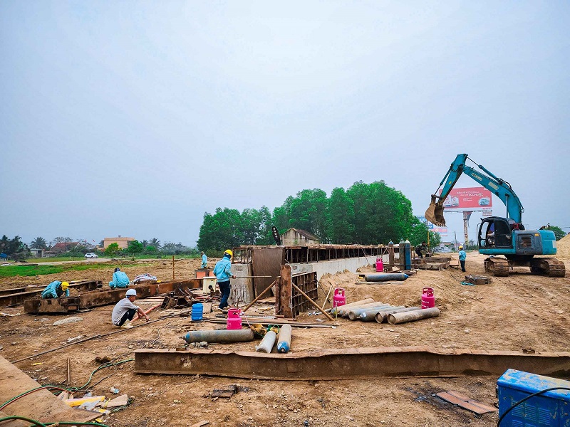 Hiện tr&ecirc;n c&ocirc;ng trường cầu Gianh đang tập trung v&agrave;o c&aacute;c mũi thi c&ocirc;ng, gồm: khoan cọc nhồi, đ&oacute;ng cọc v&aacute;n &eacute;p, b&atilde;i đ&uacute;c dầm supper T v&agrave; đường dẫn l&ecirc;n cầu.