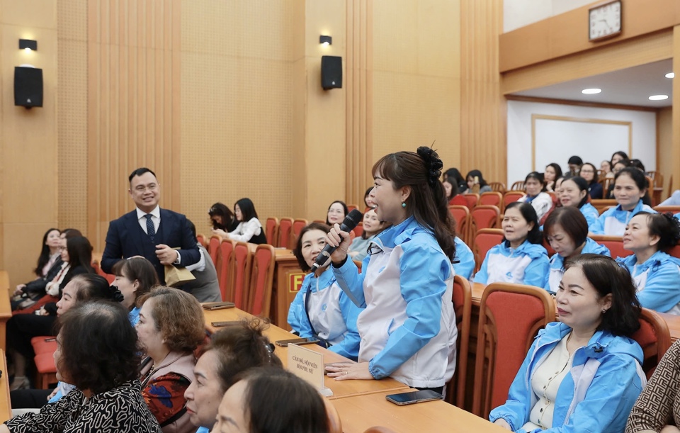 &Ocirc;ng Nguyễn Văn Thanh - Ph&oacute; Gi&aacute;m đốc Trung t&acirc;m Kỹ năng sống văn ho&aacute; Việt, giảng vi&ecirc;n Học viện Phụ nữ Việt Nam trao đổi, giao lưu với phụ nữ quận Thanh Xu&acirc;n tại&nbsp;buổi n&oacute;i chuyện chuy&ecirc;n đề