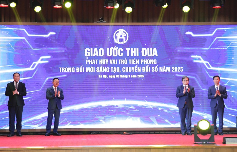 L&atilde;nh đạo 4 cơ quan TP H&agrave; Nội k&yacute; kết giao ước thi đua triển khai thực hiện c&aacute;c ứng dụng chuyển đổi số d&ugrave;ng chung 3 cấp của TP.