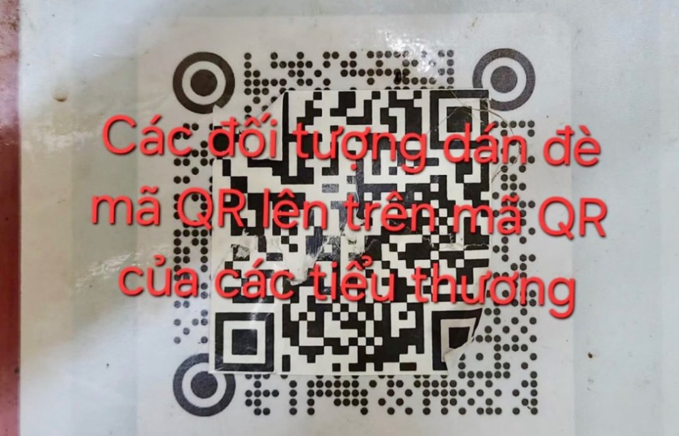 Mã QR của m&ocirc;̣t ti&ecirc;̉u thương ở chợ Đán (phường Thịnh Đán, TP Thái Nguy&ecirc;n) bị dán đè mã QR khác nhằm chi&ecirc;́m đoạt ti&ecirc;̀n.