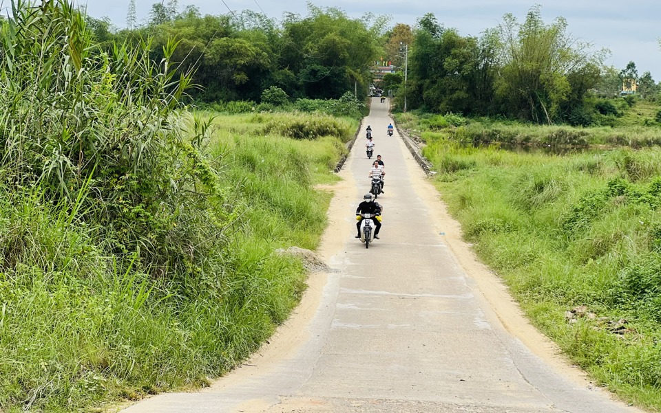 Con đường b&ecirc; t&ocirc;ng dẫn v&agrave;o th&ocirc;n Lệ Bắc m&ugrave;a mưa n&agrave;o cũng bị ngập s&acirc;u.