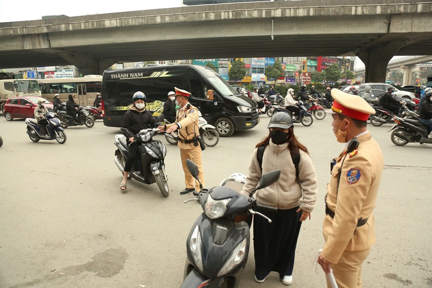 Chỉ trong &iacute;t ph&uacute;t ra qu&acirc;n, lực lượng chức năng xử l&yacute; h&agrave;ng chục người vi phạm lỗi đi l&ecirc;n vỉa h&egrave;.