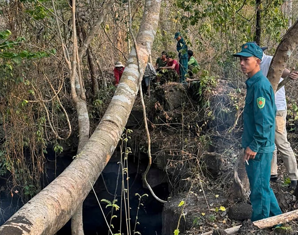 Người d&acirc;n ph&aacute;t hiện một thi thể tại khu vực hang động C7 thuộc x&atilde; Nam Đ&agrave;, huyện Kr&ocirc;ng N&ocirc;, tỉnh Đắk N&ocirc;ng.