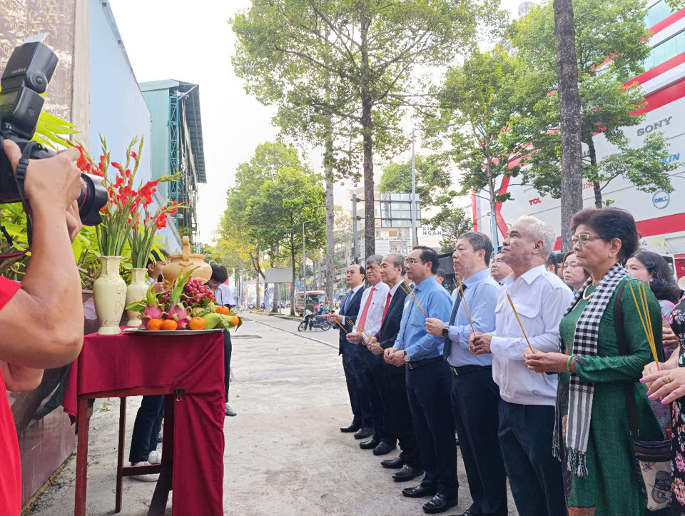 Chủ tịch UBND TP Hồ Ch&iacute; Minh Nguyễn Văn Được c&ugrave;ng l&atilde;nh đạo sở, ng&agrave;nh thắp hương tại Bia tưởng niệm phong tr&agrave;o học sinh, sinh vi&ecirc;n miền Nam đặt trong Trường THPT Ten Lơ Man. &nbsp;