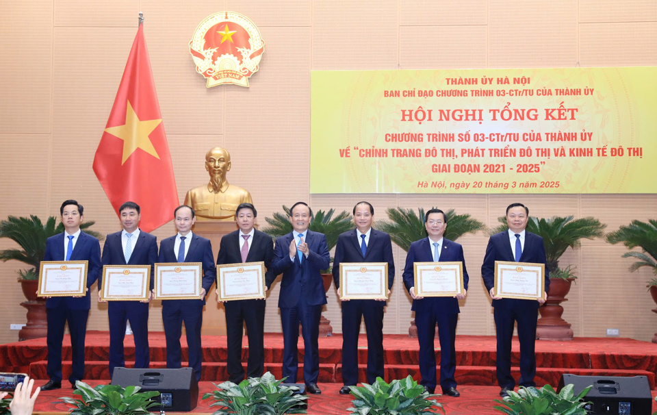 Ph&oacute; B&iacute; thư Th&agrave;nh ủy, Chủ tịch HĐND TP H&agrave; Nội Nguyễn Ngọc Tuấn trao Bằng khen của Ban thường vụ Th&agrave;nh ủy tới c&aacute;c tập thể, c&aacute; nh&acirc;n xuất sắc trong thực hiện Chương tr&igrave;nh 03-CTr/TU