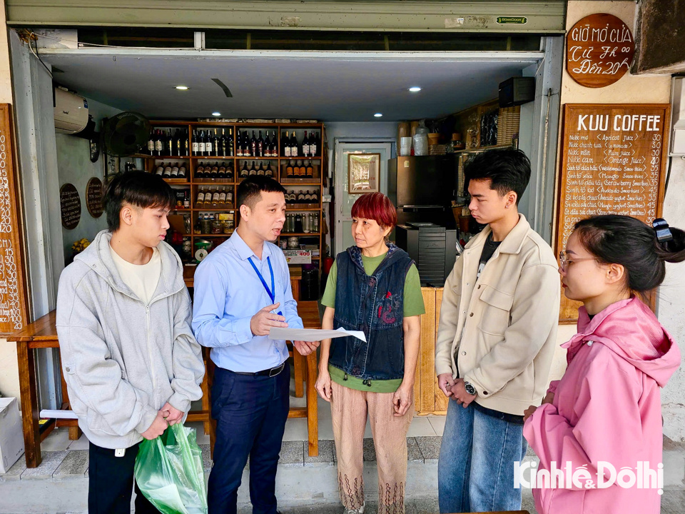 Theo b&agrave; Đ&agrave;o Thị Nga (chủ qu&aacute;n c&agrave; ph&ecirc; tại số 111 phố Tr&uacute;c Bạch) cho hay: "T&ocirc;i l&agrave; người kinh doanh tr&ecirc;n địa b&agrave;n phường, khi được tuy&ecirc;n truyền về m&ocirc; h&igrave;nh n&agrave;y t&ocirc;i ho&agrave;n to&agrave;n ủng hộ, t&ocirc;i kỳ vọng m&ocirc; h&igrave;nh sẽ được lan toả rộng hơn nữa để du kh&aacute;ch biểt đến khu du lịch ẩm thực v&agrave; c&oacute; thể mang đến sự phục vụ tận t&igrave;nh, thoải m&aacute;i cho du kh&aacute;ch từ những tiện &iacute;ch nhỏ nhất".