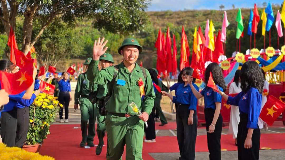 L&agrave;m nhiệm vụ bảo vệ tổ quốc l&agrave; nghĩa vụ thi&ecirc;ng li&ecirc;ng v&agrave; cao cả của thanh ni&ecirc;n.