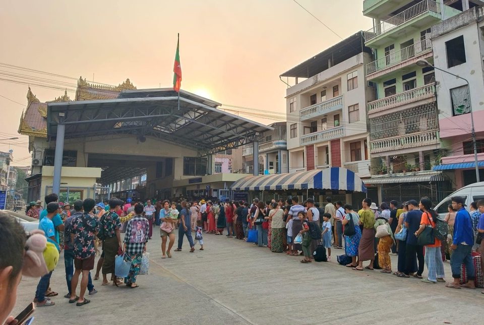 Người d&acirc;n xếp h&agrave;ng tại cửa khẩu bi&ecirc;n giới Myanmar - Th&aacute;i Lan ở Myawaddy. Ảnh:&nbsp; AAC Yemin