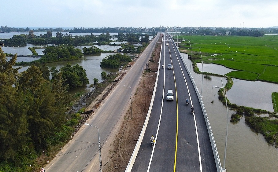 Tiến độ thực hiện dự &aacute;n đường ven biển Dung Quất - Sa Huỳnh chậm trễ, nguy&ecirc;n nh&acirc;n chủ yếu do diện t&iacute;ch mặt bằng b&agrave;n giao c&ograve;n thấp.