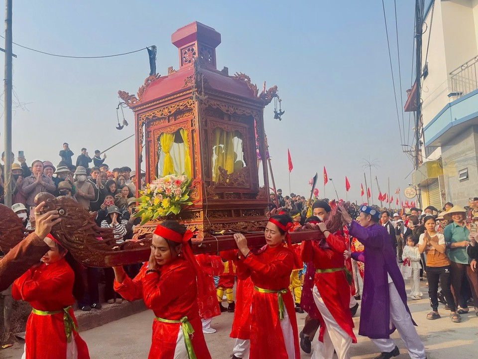 Ngay từ s&aacute;ng sớm, h&agrave;ng ngh&igrave;n người d&acirc;n x&atilde; Ngư Lộc v&agrave; du kh&aacute;ch từ khắp c&aacute;c x&atilde; l&acirc;n cận đ&atilde; c&oacute; mặt v&agrave; tham gia lễ hội. D&ograve;ng người đ&ocirc;ng đ&uacute;c, chen ch&acirc;n nhau từng bước đi theo đo&agrave;n rước lễ với kh&ocirc;ng kh&iacute; linh thi&ecirc;ng, trang trọng.&nbsp;