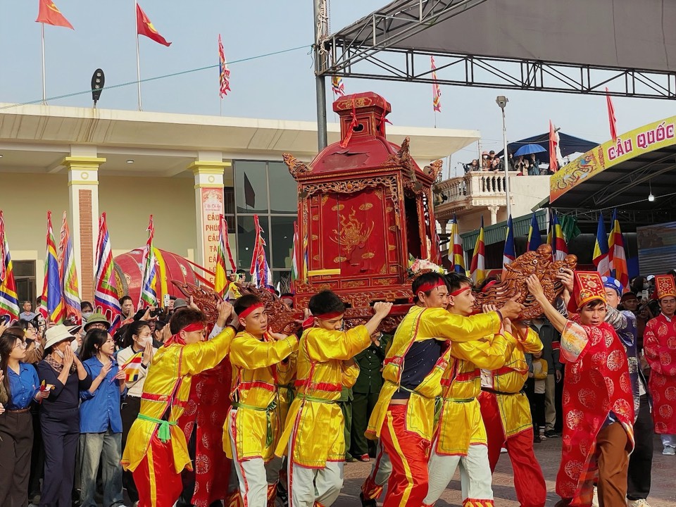 Lễ hội Cầu Ngư diễn ra với kh&ocirc;ng kh&iacute; s&ocirc;i động c&ugrave;ng nhiều hoạt động&nbsp; như: Rước kiệu, rước cỗ, rước v&agrave; tiễn h&oacute;a Long Ch&acirc;u; biểu diễn trống hội, nhạc lưu thủy, d&acirc;ng hương tại tại Trung t&acirc;m văn h&oacute;a x&atilde; Ngư Lộc.