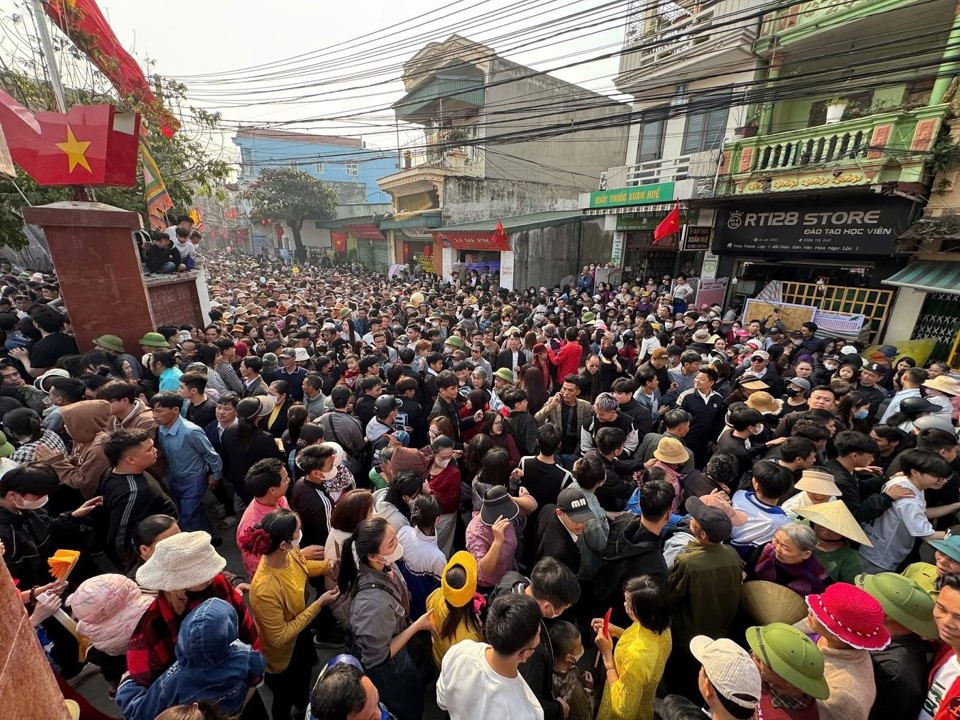 H&agrave;ng ngh&igrave;n người d&acirc;n, du kh&aacute;ch đến trẩy hội tạo n&ecirc;n kh&ocirc;ng khi đ&ocirc;ng vui, nhộn nhịp.&nbsp;