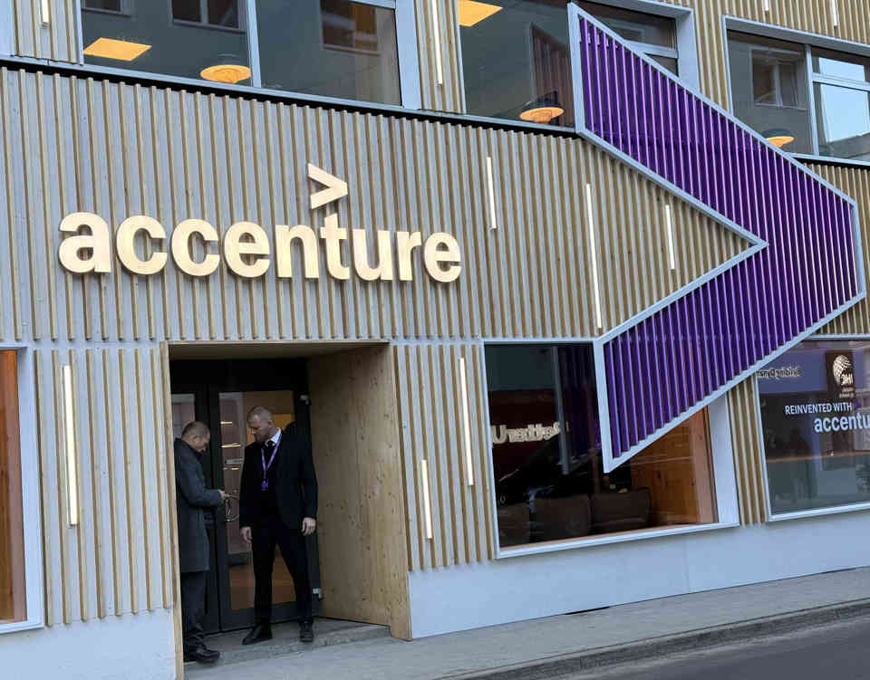 Cổ phiếu Accenture giảm hơn 7% trong phi&ecirc;n ng&agrave;y 20/3. Ảnh: MSN