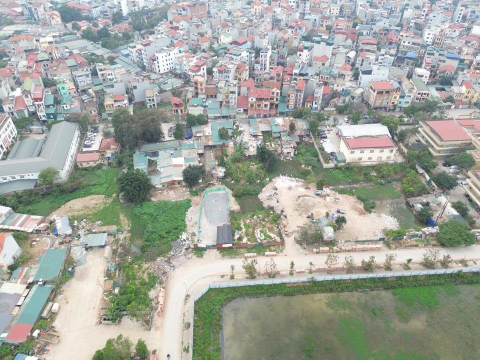 To&agrave;n cảnh khu đất n&ocirc;ng nghiệp bị đổ thải, san lấp mặt bằng tr&aacute;i ph&eacute;p&nbsp;(Ảnh chụp ng&agrave;y 18/3/2025. Ảnh: Nguyễn Qu&yacute;).