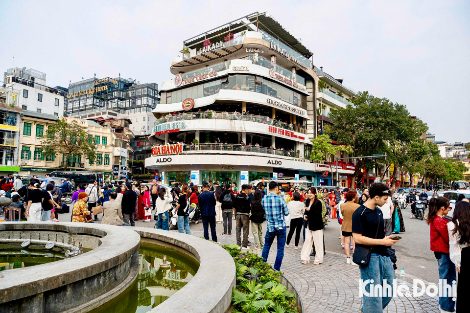 Cũng theo ghi nhận của ph&oacute;ng vi&ecirc;n v&agrave;o chiều ng&agrave;y 20/3, d&ugrave; ph&ograve;ng CSGT C&ocirc;ng an TP H&agrave; Nội đ&atilde; tuy&ecirc;n truyền, đề nghị người d&acirc;n, du kh&aacute;ch kh&ocirc;ng dừng, đỗ xe, tập trung đ&ocirc;ng người dưới l&ograve;ng đường, vỉa h&egrave; khu vực quảng trường Đ&ocirc;ng Kinh Nghĩa Thục nhưng người d&acirc;n vẫn tụ tập đ&ocirc;ng người để chụp ảnh với to&agrave; nh&agrave; H&agrave;m c&aacute; mập.