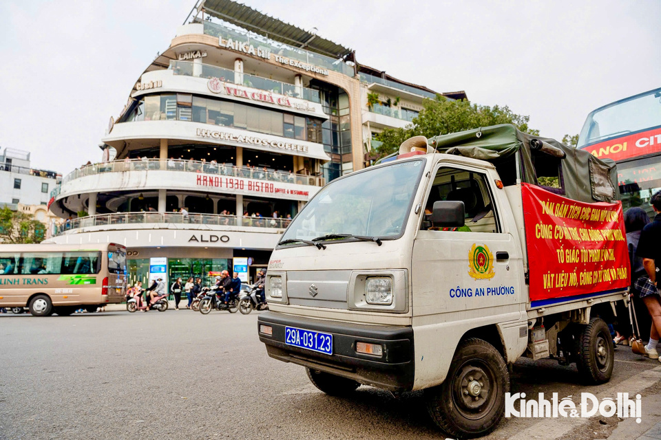 Để đảm bảo an to&agrave;n giao th&ocirc;ng v&agrave; an ninh trật tự, lực lượng Đội CSGT số 1 v&agrave; lực lượng c&ocirc;ng an phường L&ecirc; Th&aacute;i Tổ đ&atilde; thường xuy&ecirc;n t&uacute;c trực tại khu vực đ&agrave;i phun nước v&agrave; to&agrave; nh&agrave; H&agrave;m c&aacute; mập để nhắc nhở v&agrave; xử phạt người d&acirc;n kh&ocirc;ng tu&acirc;n thủ quy định.