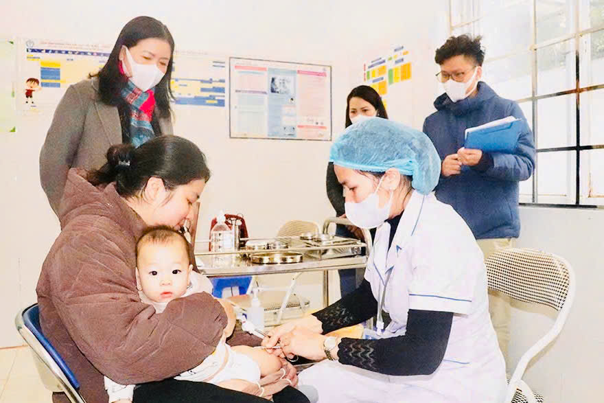 Nh&acirc;n vi&ecirc;n Trạm Y tế phường Đ&ocirc;ng Ngạc, quận Bắc Từ Li&ecirc;m ti&ecirc;m vaccine ph&ograve;ng sởi cho trẻ từ 6 th&aacute;ng đến 9 th&aacute;ng tuổi.