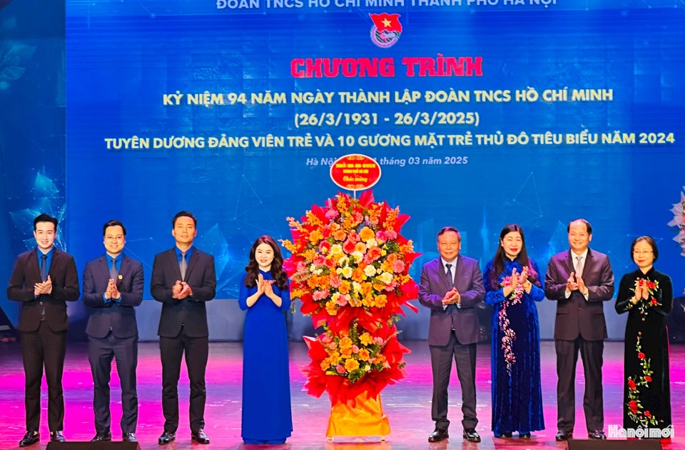 L&atilde;nh đạo TP H&agrave; Nội tặng hoa ch&uacute;c mừng kỷ niệm 94 năm Ng&agrave;y th&agrave;nh lập Đo&agrave;n TNCS Hồ Ch&iacute; Minh