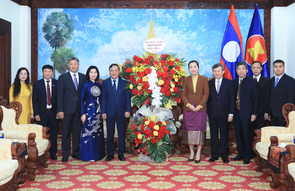 Đo&agrave;n đại biểu th&agrave;nh phố H&agrave; Nội tặng lẵng hoa ch&uacute;c mừng Đại sứ qu&aacute;n L&agrave;o tại Việt Nam.