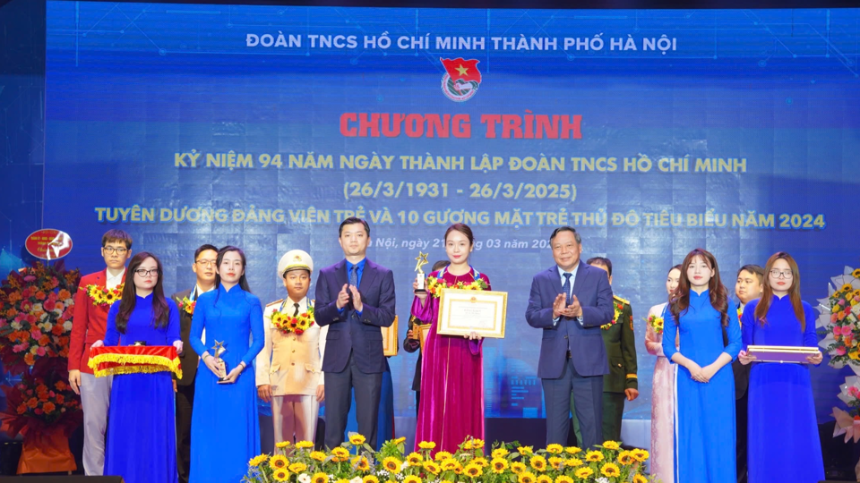 B&iacute; thư Trung ương Đo&agrave;n, Chủ tịch Trung ương Hội Sinh vi&ecirc;n Việt Nam Nguyễn Minh Triết v&agrave; Ph&oacute; B&iacute; thư Thường trực Th&agrave;nh ủy H&agrave; Nội Nguyễn Văn Phong trao giải thưởng Gương mặt trẻ Thủ đ&ocirc; ti&ecirc;u biểu