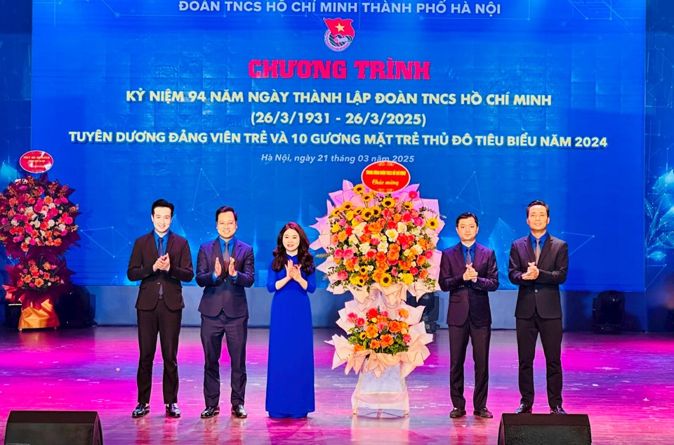 B&iacute; thư Trung ương Đo&agrave;n, Chủ tịch Trung ương Hội Sinh vi&ecirc;n Việt Nam Nguyễn Minh Triết tặng hoa ch&uacute;c mừng Th&agrave;nh đo&agrave;n H&agrave; Nội