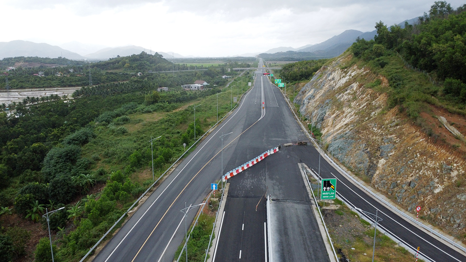 Điểm cuối cao tốc V&acirc;n Phong - Nha Trang kết nối với cao tốc Nha Trang - Cam L&acirc;m đ&atilde; sẵn s&agrave;ng th&ocirc;ng xe v&agrave;o dịp 30/4.