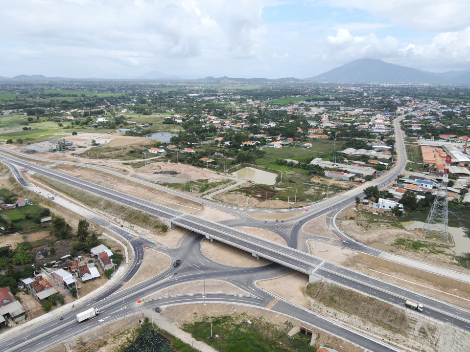 N&uacute;t giao th&ocirc;ng cao tốc V&acirc;n Phong - Nha Trang với quốc lộ 26 (thị x&atilde; Ninh H&ograve;a, Kh&aacute;nh H&ograve;a) đ&atilde; ho&agrave;n tất c&aacute;c hạng mục đấu nối.