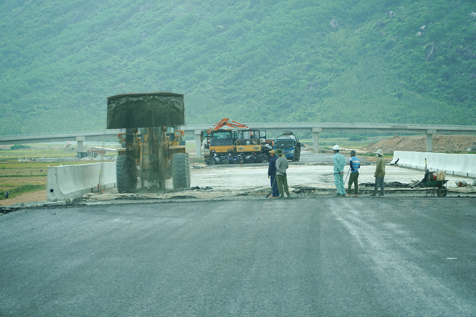 Đ&ocirc;́i với đoạn 13km đầu tuyến (Km285+000 - Km298+000) do c&aacute;c nh&agrave; thầu C&ocirc;ng ty CP Hải Đăng v&agrave; VNCN E&amp;C thi c&ocirc;ng đến nay vẫn chưa ho&agrave;n th&agrave;nh do gặp nhiều kh&oacute; khăn trong c&ocirc;ng t&aacute;c thi c&ocirc;ng.