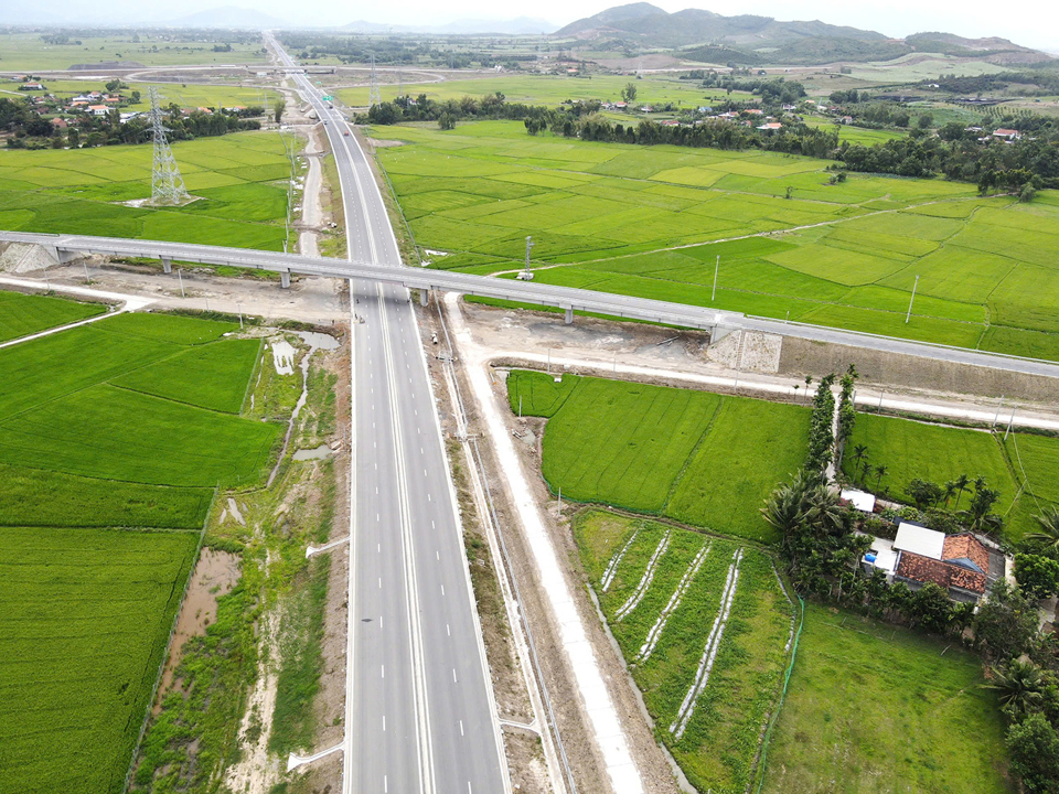 Cao tốc V&acirc;n Phong - Nha Trang (qua tỉnh Kh&aacute;nh H&ograve;a) d&agrave;i hơn 83km, c&oacute; tổng mức đầu tư hơn 11.800 tỷ đồng với điểm đầu tại cửa ph&iacute;a Nam hầm Cổ M&atilde;, điểm cuối kết nối với điểm đầu cao tốc đoạn Nha Trang - Cam L&acirc;m.