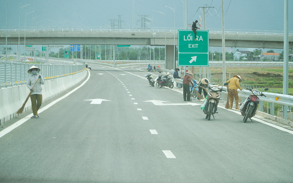 Hiện c&aacute;c nh&agrave; thầu thuộc 70km dự kiến th&ocirc;ng xe v&agrave;o 30/4 đang khẩn trương ho&agrave;n th&agrave;nh c&aacute;c hạng mục cuối c&ugrave;ng v&agrave; vệ sinh dọc tuyến để chuẩn bị th&ocirc;ng xe.