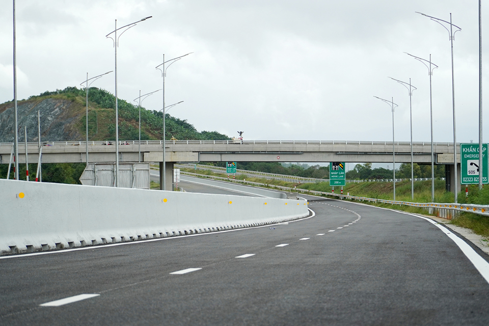 Theo Ban Quản l&yacute; dự &aacute;n 7, Tập đo&agrave;n Sơn Hải v&agrave; C&ocirc;ng ty CP Lizen l&agrave; 2 đơn vị thi c&ocirc;ng vượt tiến độ để đưa 70km cao tốc V&acirc;n Phong - Nha Trang v&agrave;o vận h&agrave;nh v&agrave;o 30/4.&nbsp;