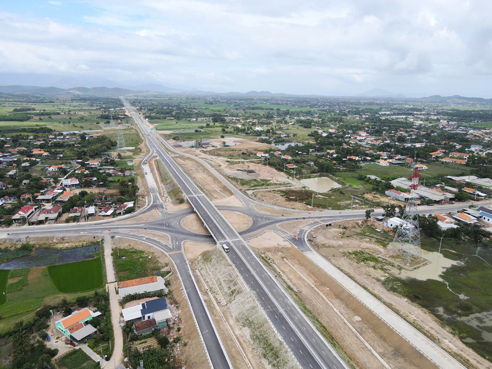 Ng&agrave;y 22/3, &ocirc;ng Đặng Văn Dũng, Gi&aacute;m đốc điều h&agrave;nh dự &aacute;n cao tốc V&acirc;n Phong - Nha Trang (Ban Quản l&yacute; dự &aacute;n 7 - chủ đầu tư dự &aacute;n) cho biết, đến nay, c&aacute;c nh&agrave; thầu đ&atilde; ho&agrave;n th&agrave;nh khoảng 70km nối từ đường cao tốc&nbsp;Nha Trang - Cam L&acirc;m&nbsp;đến n&uacute;t giao Vạn Gi&atilde;, thuộc dự &aacute;n V&acirc;n Phong - Nha Trang v&agrave; dự kiến th&ocirc;ng xe v&agrave;o ng&agrave;y 30/4/2025.