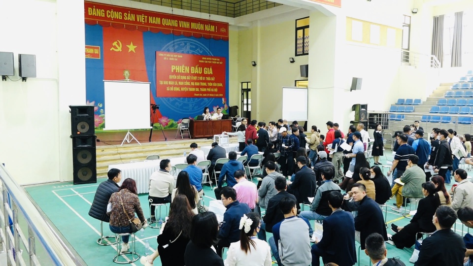 Quang cảnh phi&ecirc;n đấu gi&aacute;&nbsp;81 thửa đất (đợt 2), th&ocirc;n Văn Qu&aacute;n, x&atilde; Đỗ Động, huyện Thanh Oai ng&agrave;y 22/3. Ảnh: B&igrave;nh Minh