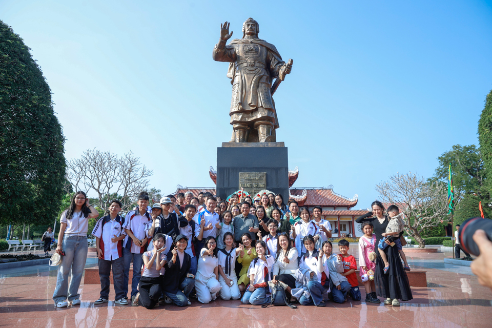 Thủ tướng chụp ảnh lưu niện với c&aacute;c học sinh tham gia chương tr&igrave;nh ngoại kh&oacute;a tại khu di t&iacute;ch đền thờ T&acirc;y Sơn Tam Kiệt - Ảnh: VGP/Nhật Bắc &nbsp;