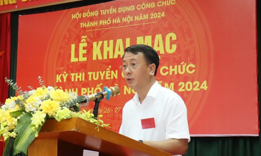 Gi&aacute;m đốc Sở Nội vụ H&agrave; Nội Trần Đ&igrave;nh Cảnh ph&aacute;t biểu khai mạc Kỳ thi tuyển c&ocirc;ng chức TP H&agrave; Nội năm 2024