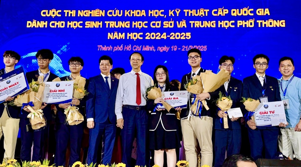 Thứ trưởng Bộ GD&ĐT chụp hình lưu niệm với đoàn học sinh Hà Nội, trong đó có 2 em Vũ Gia Minh và Lê Thảo Dương.