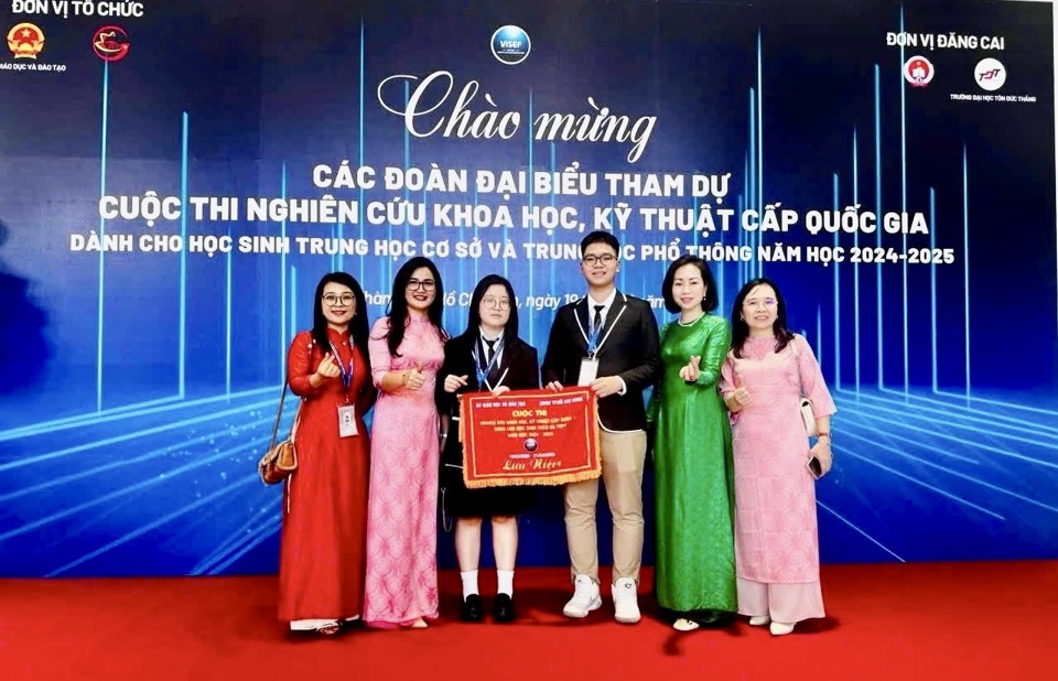 Hai học sinh Vũ Gia Minh, Lê Thảo Dương và thầy cô Trường THCS - THPT Newton tại cuộc thi nghiên cứu khoa học, kỹ thuật cấp quốc gia.