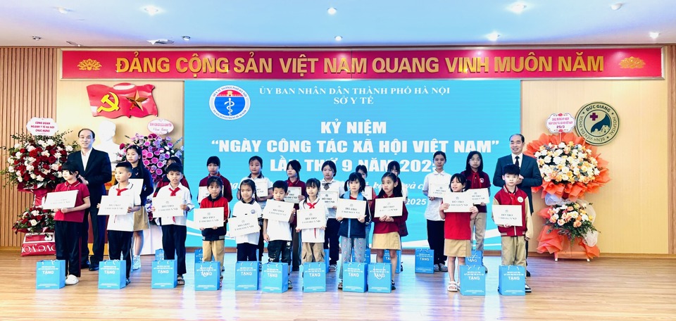 Ph&oacute; Gi&aacute;m đốc Phụ tr&aacute;ch Sở Y tế H&agrave; Nội Nguyễn Đ&igrave;nh Hưng v&agrave; Ph&oacute; Gi&aacute;m đốc Sở Nội vụ H&agrave; Nội Nguyễn T&acirc;y Nam tặng qu&agrave; cho trẻ em. Ảnh: Trần Oanh.